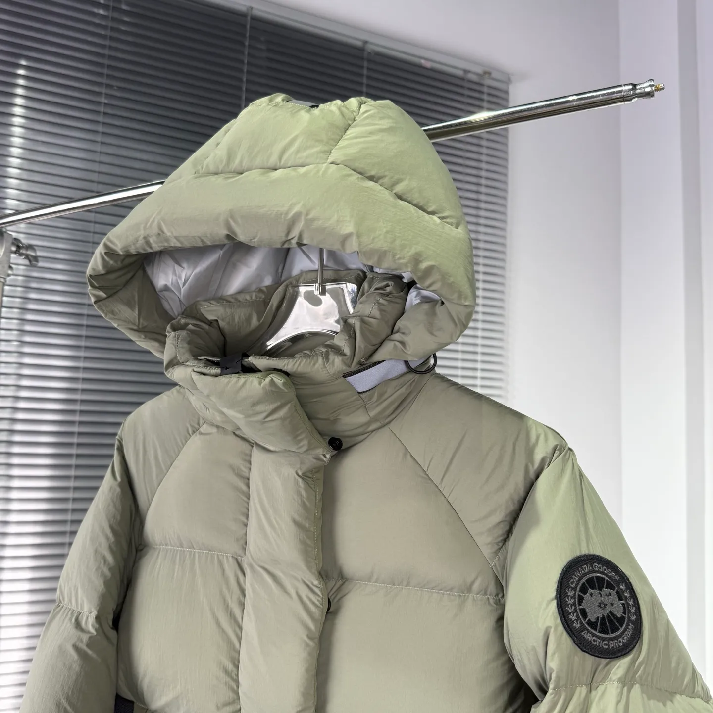 P880 High-end quality 𝑪𝒂𝒏𝒂𝒅𝒂 𝑮𝒐𝒐𝒔𝒆｜Canada Goose Black Label 𝗝𝘂𝗻𝗰𝘁𝗶𝗼𝗻 Series Capsule Short Down Jacket/Ouyang Nana Generation/Same Style for Men and Women 𝗦𝗶𝘇𝗲: 𝗫𝗦 𝗦 𝗠 𝗟 𝗫𝗟 𝗫𝗫𝗟 Product color: black, pure white, off-white, cherry blossom pink, green, brown, Coding: 𝟬𝟬𝟬𝟲𝟭𝟬𝗖
